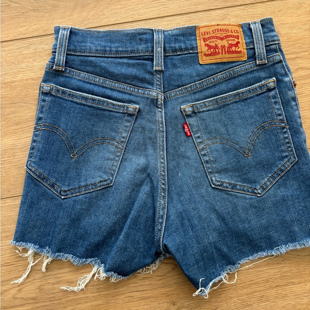 Levi’s High Rise Shorts - Picture 6 of 6